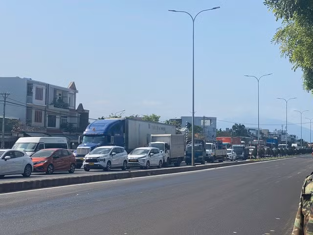 Vụ tai nạn giao thông khiến đoạn giao lộ Trường Chinh - Vũ Lăng bị ách tắc