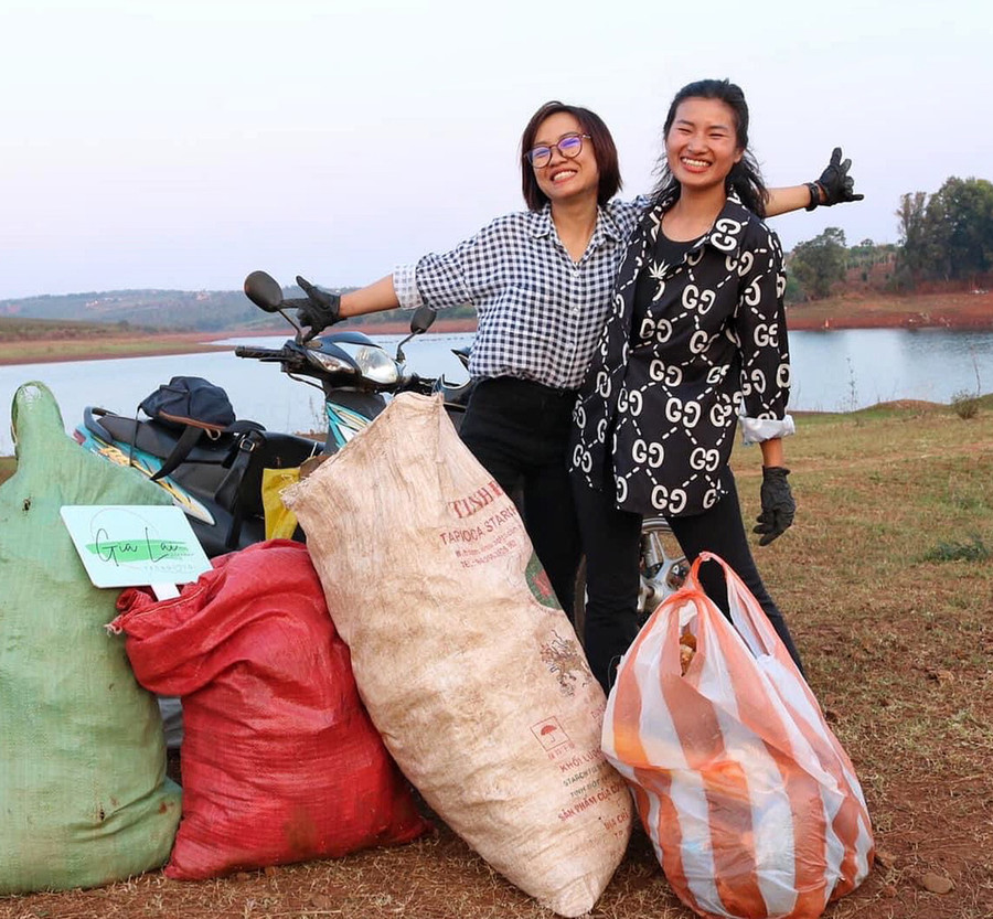 Trong thời gian làm TNV tại Moons Farm, chị Đào Ngọc Diệu Linh (bìa trái) còn tham gia dự án làm sạch rác tại các điểm du lịch. Ảnh nhân vật cung cấp Trong thời gian làm TNV tại Moons Farm, chị Đào Ngọc Diệu Linh (bìa trái) còn tham gia dự án làm sạch rác tại các điểm du lịch. Ảnh nhân vật cung cấp