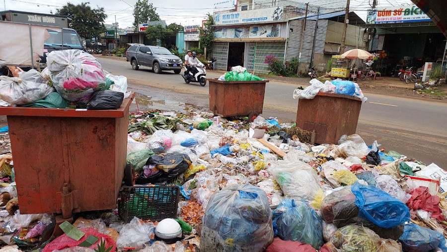 Rác thải ùn ứ điểm tập kết trước cổng chợ An Phú 2, xã An Phú, TP. Pleiku. Ảnh: N.D