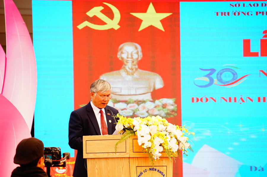 Thầy Phan Hồng Nghi - Hiệu trưởng trường Hermann - Gmeiner báo cáo tóm tắt quá trình hoạt động của trường Thầy Phan Hồng Nghi - Hiệu trưởng trường Hermann - Gmeiner báo cáo tóm tắt quá trình hoạt động của trường