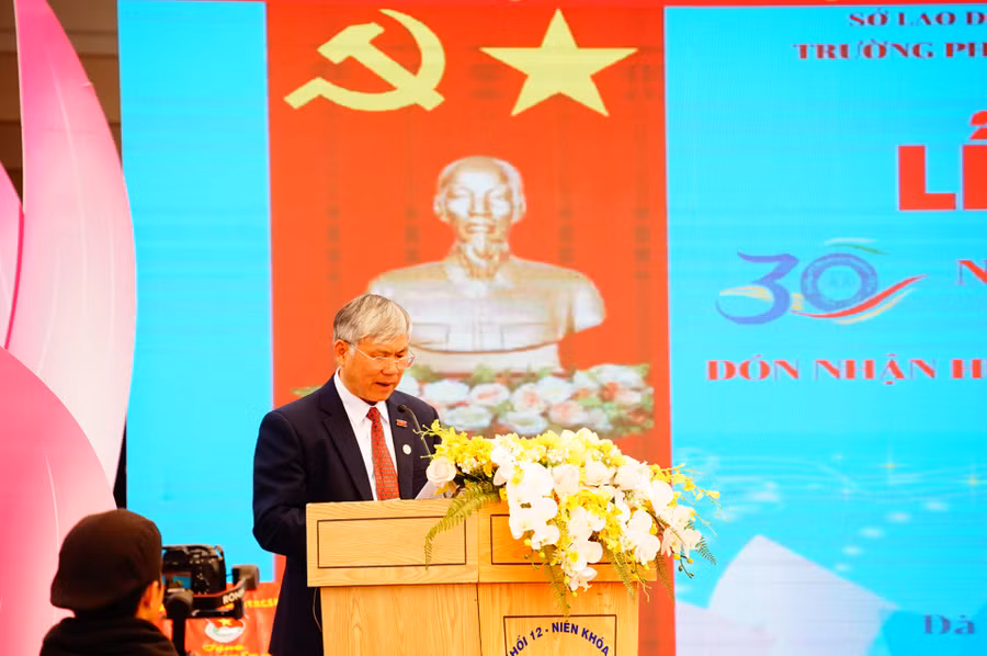 Thầy Phan Hồng Nghi - Hiệu trưởng trường Hermann - Gmeiner báo cáo tóm tắt quá trình hoạt động của trường