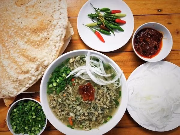 Một tô don chỉ có nước luộc don nóng sốt, thịt don, một ít hành tây xắt mỏng và hành lá. Ảnh: HTX Don Quảng Ngãi