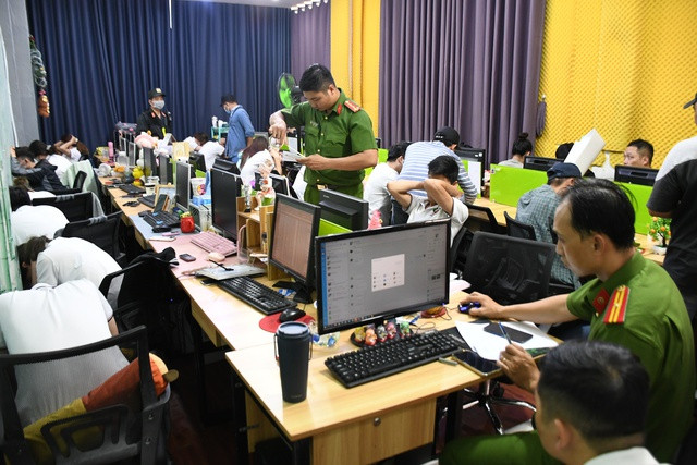 Lực lượng Công an tỉnh Tiền Giang khám xét Công ty luật Pháp Việt hồi tháng 2.2023. Ảnh: BẮC BÌNH