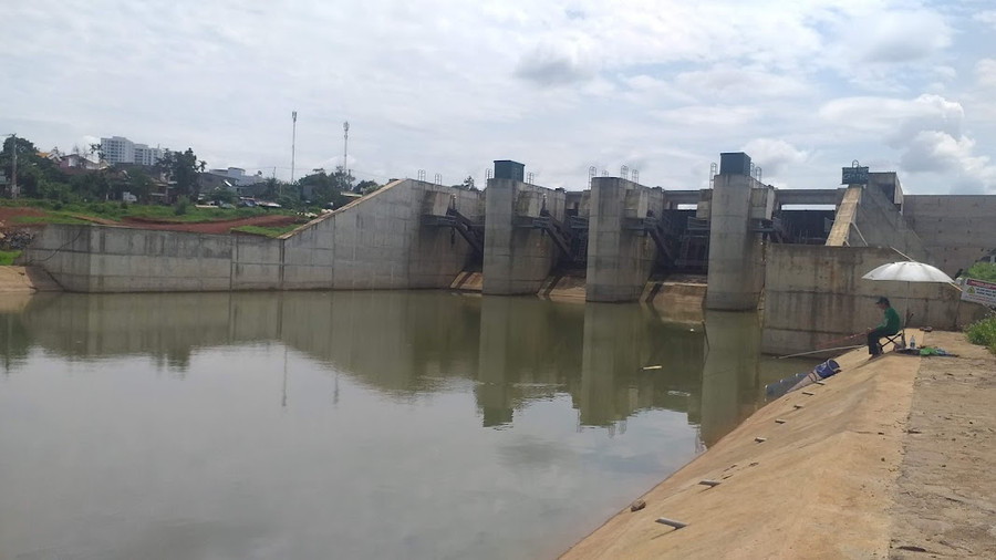 Đập ngăn hồ Ea Tam đang được thi công nhằm cải tạo vùng sinh cảnh suối Ea Tam. Đập ngăn hồ Ea Tam đang được thi công nhằm cải tạo vùng sinh cảnh suối Ea Tam.