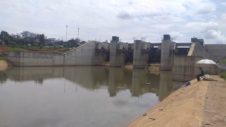 Đập ngăn hồ Ea Tam đang được thi công nhằm cải tạo vùng sinh cảnh suối Ea Tam.