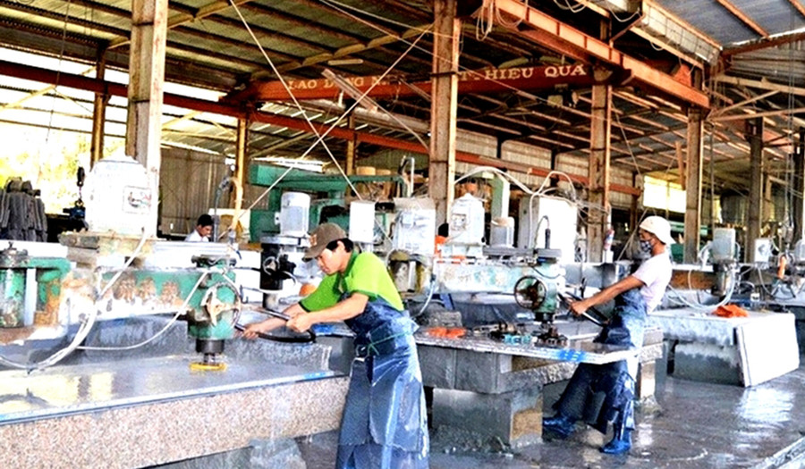 Công nhân làm việc trong Nhà máy đá Granite Quốc Duy. Ảnh: Đinh Yến Công nhân làm việc trong Nhà máy đá Granite Quốc Duy. Ảnh: Đinh Yến