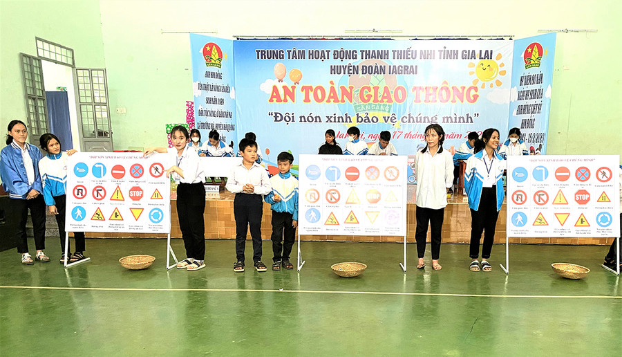 Các em thiếu nhi xã Ia Khai thi ghép tranh an toàn giao thông. Ảnh: Hà Đức Thành