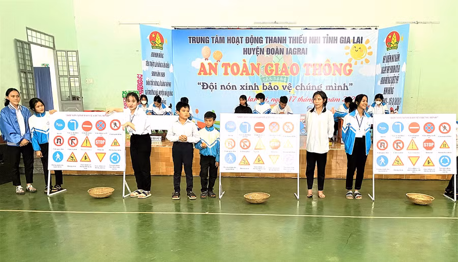 Các em thiếu nhi xã Ia Khai thi ghép tranh an toàn giao thông. Ảnh: Hà Đức Thành Các em thiếu nhi xã Ia Khai thi ghép tranh an toàn giao thông. Ảnh: Hà Đức Thành