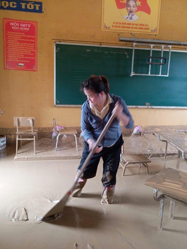 Các giáo viên Trường Tiểu học - THCS Minh Chuẩn dọn dẹp sau khi nước rút