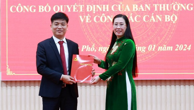 Bí thư Tỉnh ủy Quảng Ngãi Bùi Thị Quỳnh Vân trao quyết định chuẩn y chức vụ tân Bí thư thị xã Đức Phổ Đỗ Tâm Hiển. Bí thư Tỉnh ủy Quảng Ngãi Bùi Thị Quỳnh Vân trao quyết định chuẩn y chức vụ tân Bí thư thị xã Đức Phổ Đỗ Tâm Hiển.
