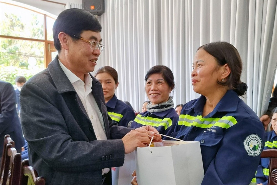 Phó Bí thư thường trực Tỉnh ủy tỉnh Lâm Đồng Trần Đình Văn trao quà cho các công nhân Công ty cổ phần dịch vụ đô thị Đà Lạt