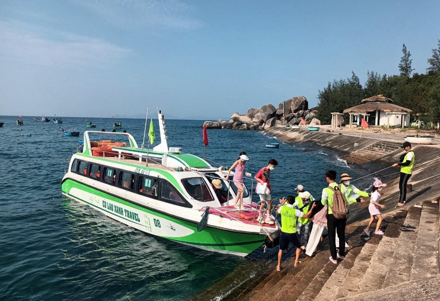 Khách du lịch đến đảo Cù Lao Xanh. Ảnh: Hải Luận Khách du lịch đến đảo Cù Lao Xanh. Ảnh: Hải Luận