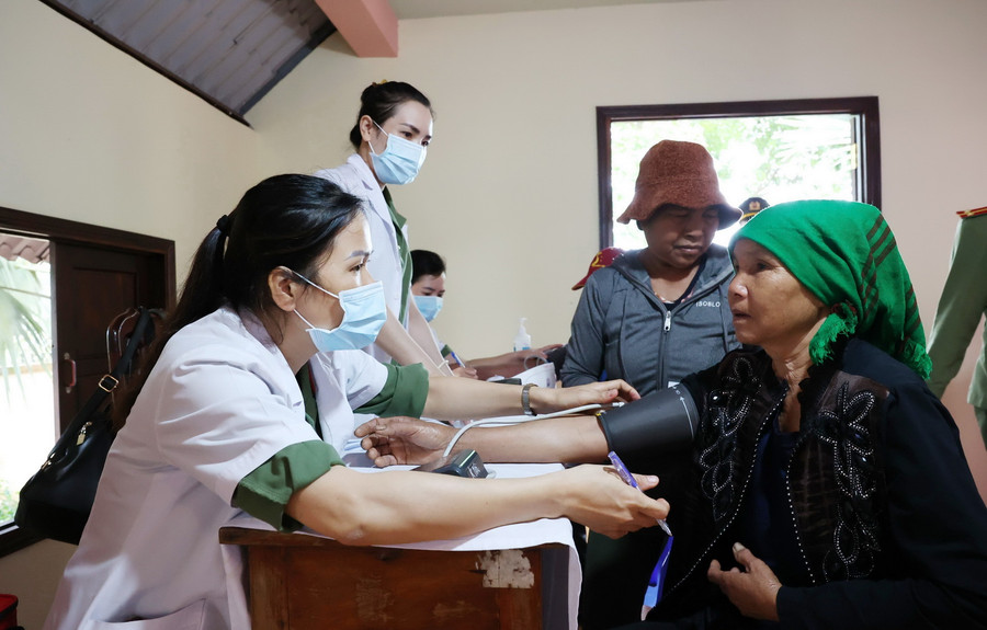 Khám sức khỏe cho đồng bào các dân tộc trên địa bàn thị xã Buôn Hồ. (Ảnh: Tuấn Anh/TTXVN)