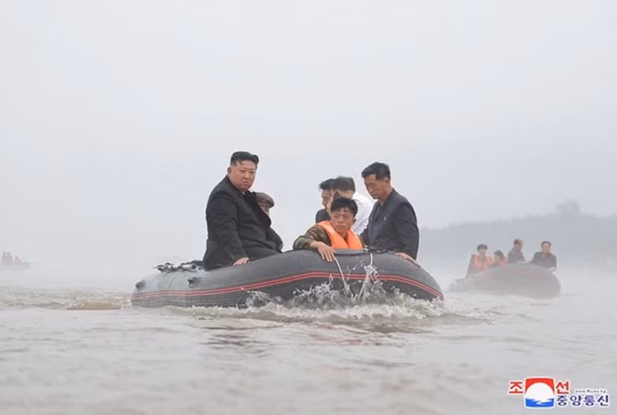 Nhà lãnh đạo Triều Tiên Kim Jong-un (bìa trái) thị sát vùng bị ảnh hưởng lũ lụt ở tỉnh Bắc Pyongan (Triều Tiên) vào ngày 31-7. Ảnh: REUTERS