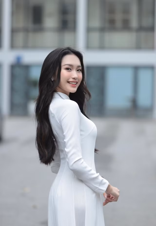 Là một người đẹp, một nàng Wags nổi danh Doãn Hải My cũng là một nữ sinh có thành tích học tập khủng cùng các hoạt động Đoàn, hoạt động cộng đồng ấn tượng