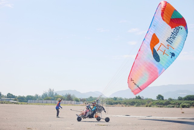 Người chơi ngồi ghế trước, phi công ngồi ghế sau lo tất cả công việc như cất hạ cánh và điều khiển bay lượn trên bầu trời. Ảnh: BÁ DUY Người chơi ngồi ghế trước, phi công ngồi ghế sau lo tất cả công việc như cất hạ cánh và điều khiển bay lượn trên bầu trời. Ảnh: BÁ DUY