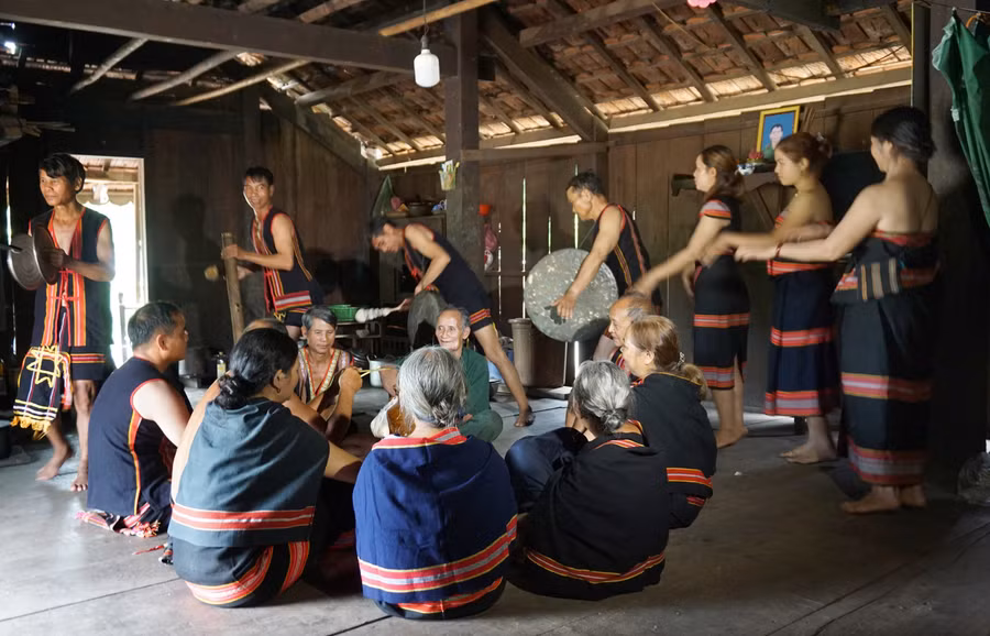 Sau khi tổ chức đám cưới, chú rể phải ở lại nhà gái một thời gian rồi mới đưa cô dâu về nhà mình ở.