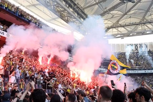 CĐV Fenerbahce nói riêng và Thổ Nhĩ Kỳ nói chung, cực kỳ cuồng nhiệt. Ảnh CLB Thổ Nhĩ Kỳ