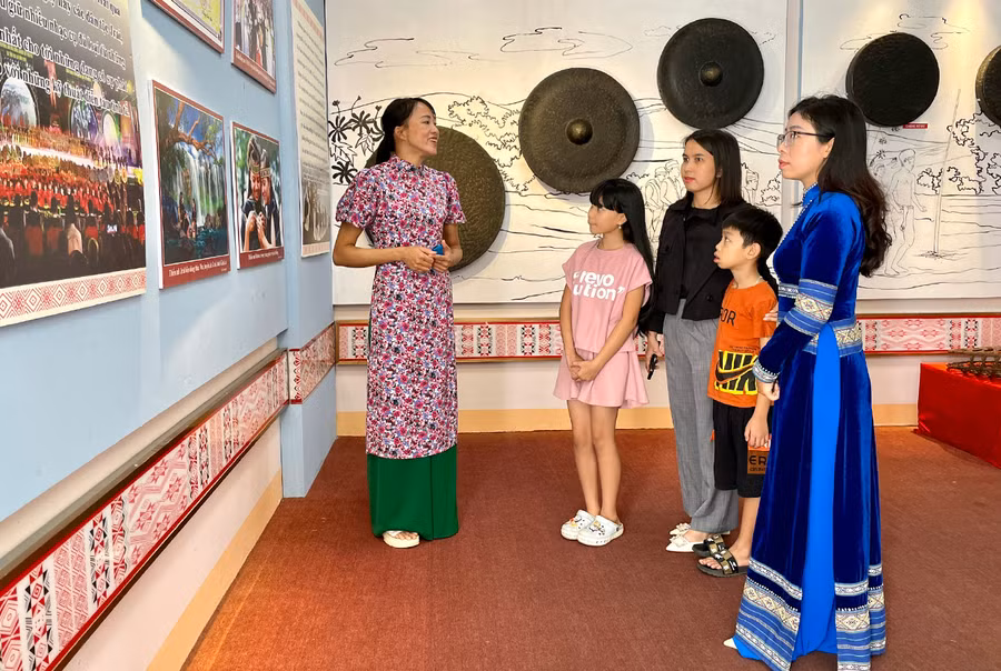 Chị Nguyễn Thị An-Phó Trưởng phòng Nghiệp vụ Bảo tàng tỉnh thuyết minh cho khách tham quan triển lãm. Ảnh: L.N