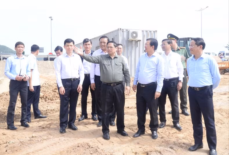 Thủ tướng Phạm Minh Chính kiểm tra, thị sát một số tuyến đường đang được đầu tư xây dựng mới trên địa bàn tỉnh Bình Định.