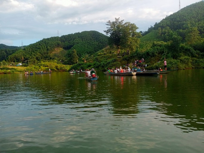 Lật ghe chở 8 người trên hồ thủy điện, 1 người chết, 1 mất tích - Ảnh 1. Lực lượng chức năng và người dân tổ chức tìm kiếm nạn nhân