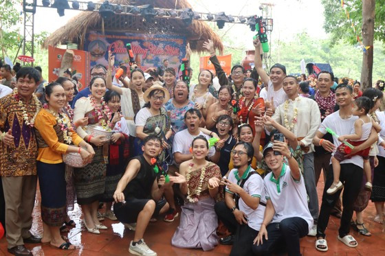 Du khách cùng tham gia lễ hội té nước mong điều may mắn trong năm mới Du khách cùng tham gia lễ hội té nước mong điều may mắn trong năm mới