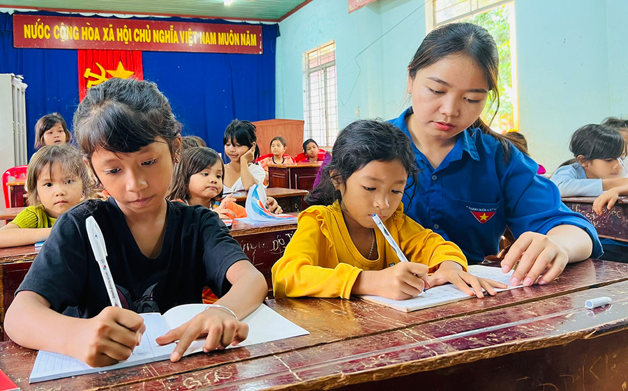 Chị Kpă H’Hân (bìa phải) hướng dẫn từng em nhỏ cách học Toán và tiếng Việt. Ảnh: P.L Chị Kpă H’Hân (bìa phải) hướng dẫn từng em nhỏ cách học Toán và tiếng Việt. Ảnh: P.L