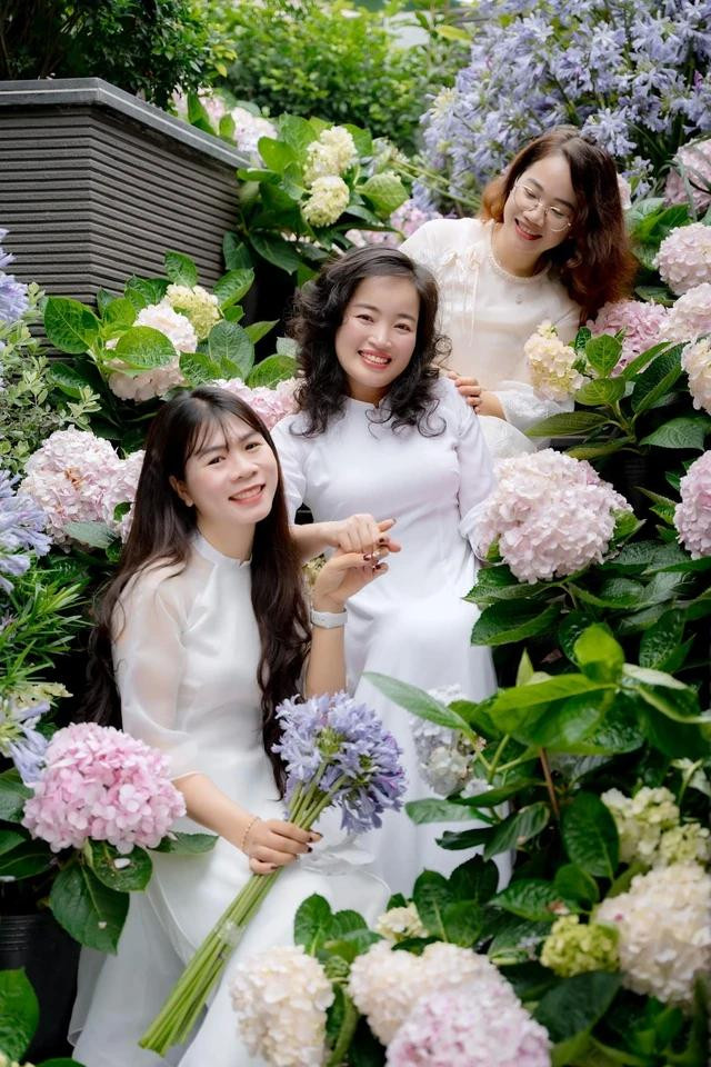 Bạn bè cùng đến chụp hình vì vườn hoa quá đẹp. ẢNH NVCC Bạn bè cùng đến chụp hình vì vườn hoa quá đẹp. ẢNH NVCC