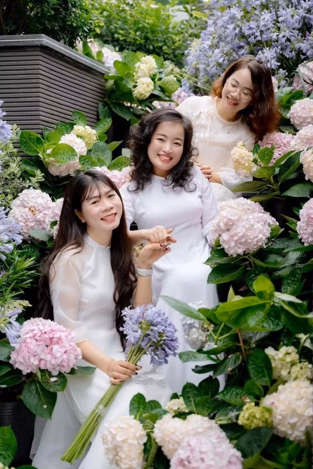 Bạn bè cùng đến chụp hình vì vườn hoa quá đẹp. ẢNH NVCC