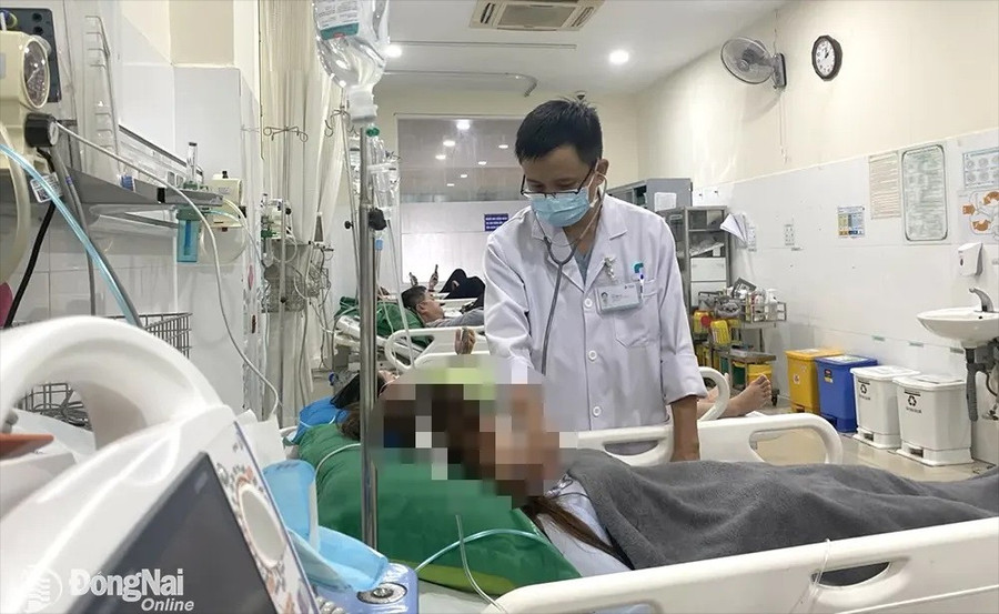 Các bác sỹ điều trị cho bệnh nhân nghi ngộ độc khí CO. (Nguồn: Báo Đồng Nai) Các bác sỹ điều trị cho bệnh nhân nghi ngộ độc khí CO. (Nguồn: Báo Đồng Nai)