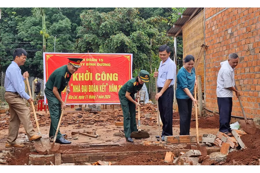 Công ty Bình Dương (Binh đoàn 15) và MBBank Gia Lai làm lễ động thổ xây nhà “Đại đoàn kết” cho hộ nghèo. Ảnh: T.D
