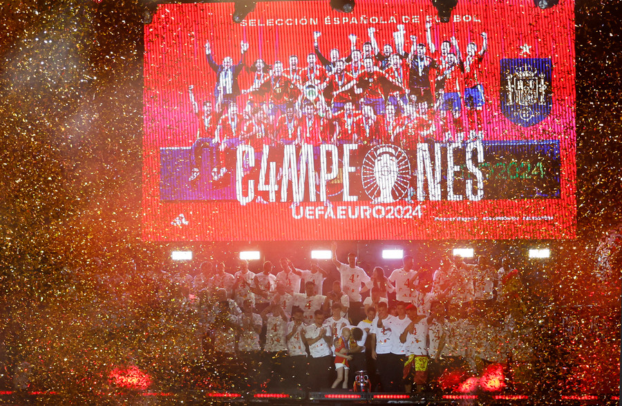 Những người hùng của bóng đá Tây Ban Nha được vinh danh. Ảnh Reuters