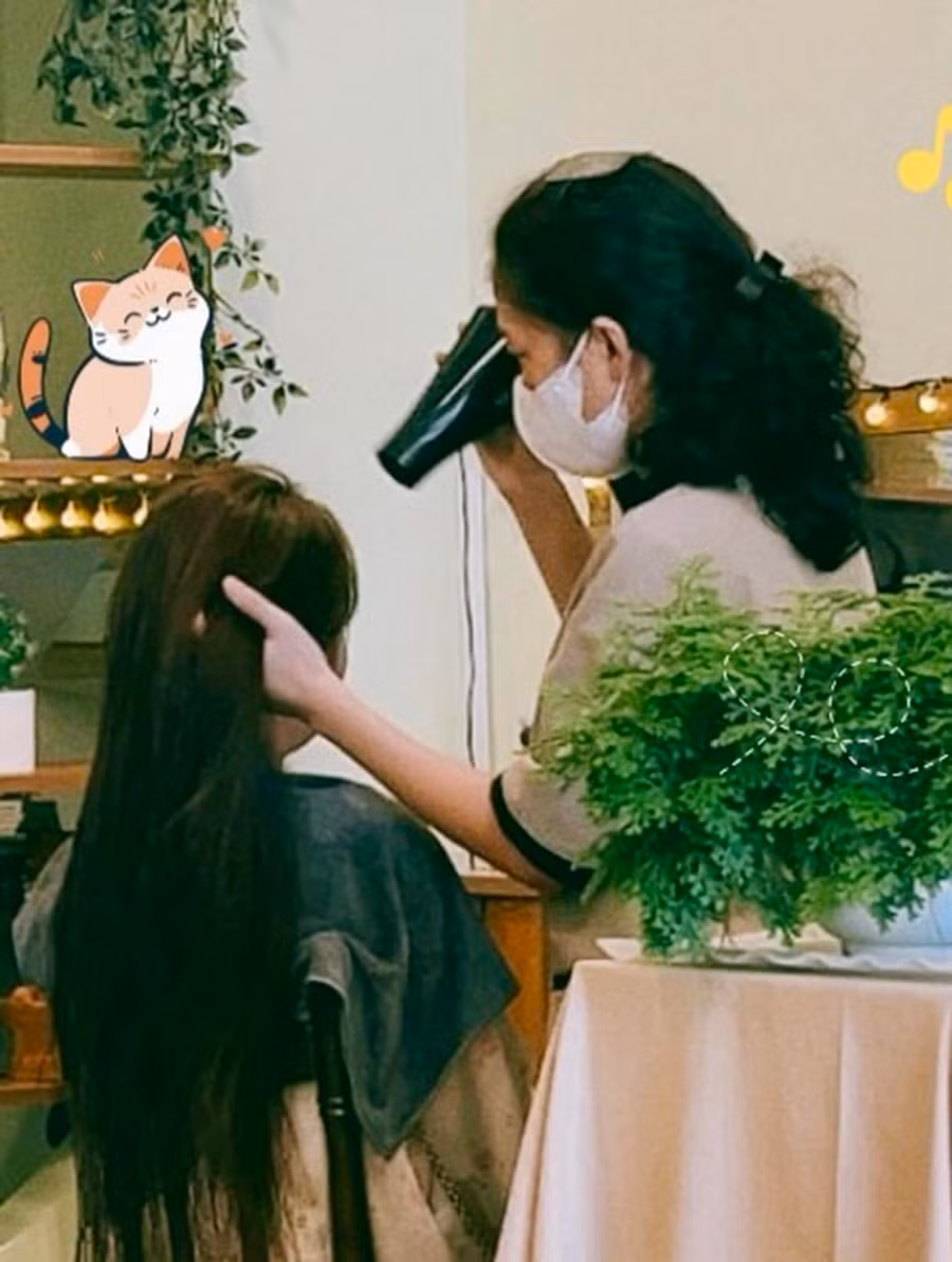 Không gian nhẹ nhàng, thoải mái với thoảng hương thảo mộc là yếu tố đầu tiên thu hút chị em đến với các spa gội đầu dưỡng sinh. Ảnh: Hà Duy Không gian nhẹ nhàng, thoải mái với thoảng hương thảo mộc là yếu tố đầu tiên thu hút chị em đến với các spa gội đầu dưỡng sinh. Ảnh: Hà Duy