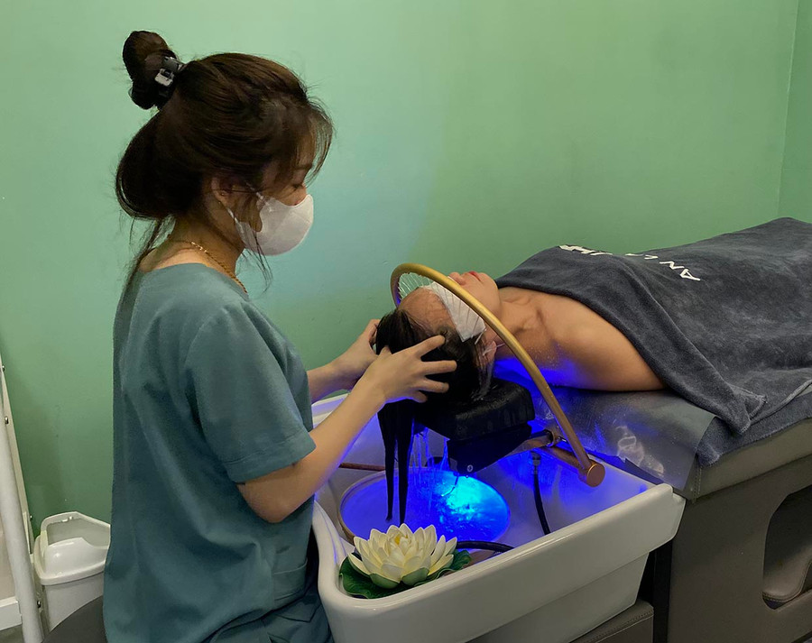 Nhiều chị em thích sử dụng dịch vụ gội đầu dưỡng sinh tại spa để thư giãn, giảm mệt mỏi. Ảnh: N.K Nhiều chị em thích sử dụng dịch vụ gội đầu dưỡng sinh tại spa để thư giãn, giảm mệt mỏi. Ảnh: N.K