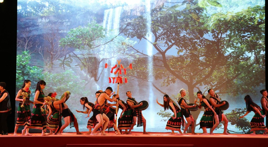Tiết mục múa “Mừng mùa” của Đoàn nghệ thuật quần chúng tỉnh Đăk Nông tại Festival Ninh Bình-Tràng An lần thứ 2. (Ảnh: Thùy Dung/TTXVN) Tiết mục múa “Mừng mùa” của Đoàn nghệ thuật quần chúng tỉnh Đăk Nông tại Festival Ninh Bình-Tràng An lần thứ 2. (Ảnh: Thùy Dung/TTXVN)