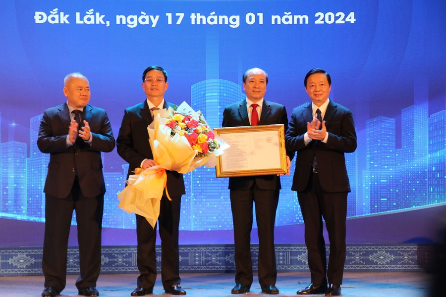Phó Thủ tướng Chính phủ Trần Hồng Hà trao Quyết định phê duyệt Quy hoạch tỉnh Đắk Lắk thời kỳ 2021 – 2030, tầm nhìn 2050 cho lãnh đạo tỉnh Đắk Lắk. (Ảnh: Anh Dũng/TTXVN) Phó Thủ tướng Chính phủ Trần Hồng Hà trao Quyết định phê duyệt Quy hoạch tỉnh Đắk Lắk thời kỳ 2021 – 2030, tầm nhìn 2050 cho lãnh đạo tỉnh Đắk Lắk. (Ảnh: Anh Dũng/TTXVN)