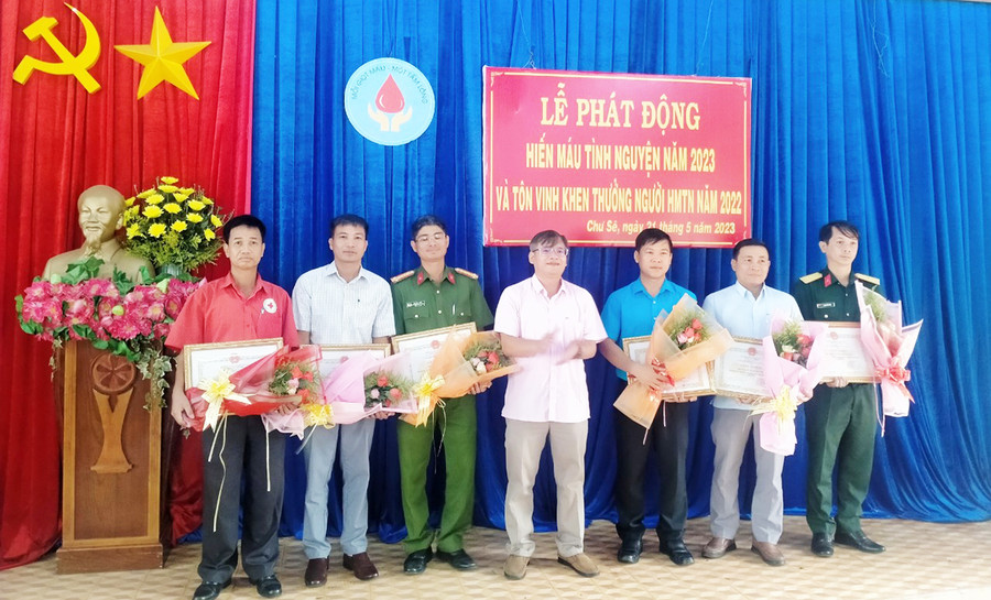 Lãnh đạo UBND huyện Chư Sê tặng giấy khen cho các tập thể, cá nhân có thành tích trong phong trào HMTN năm 2022. Ảnh: Hồng Ngọc Lãnh đạo UBND huyện Chư Sê tặng giấy khen cho các tập thể, cá nhân có thành tích trong phong trào HMTN năm 2022. Ảnh: Hồng Ngọc