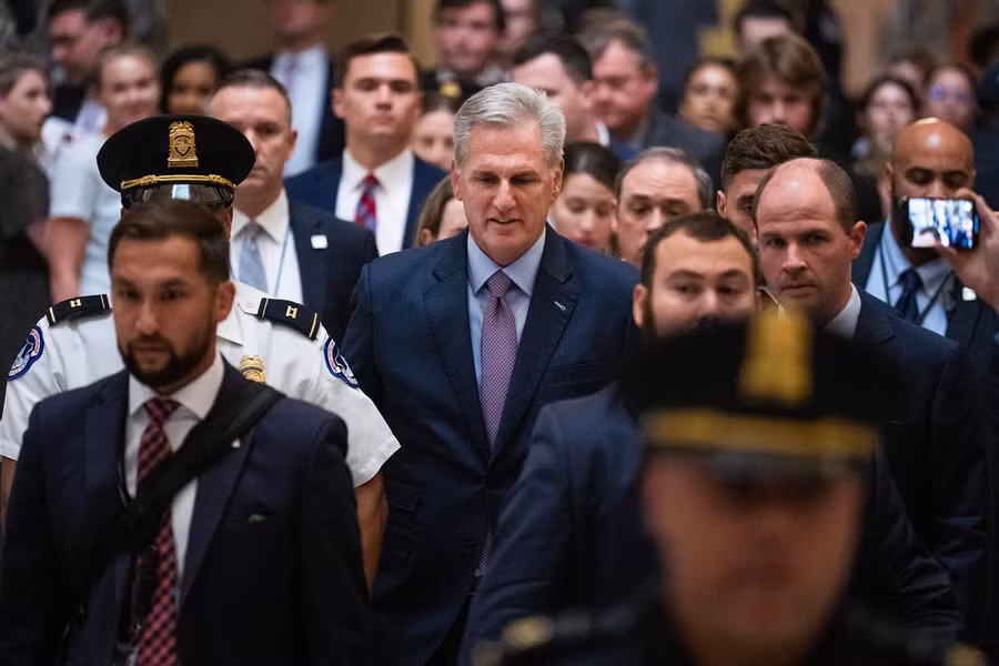 Ông Kevin McCarthy tại Điện Capitol sau khi bị đảng Cộng hòa bỏ phiếu phế truất ghế Chủ tịch Hạ viện, ngày 3/10/2023. Ảnh: Getty Images