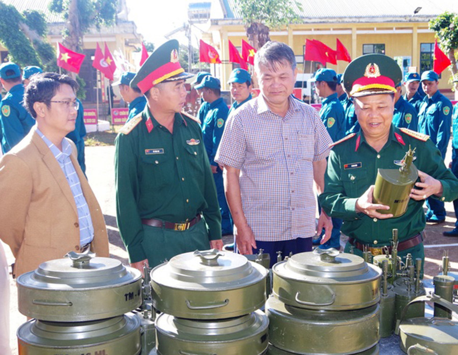 Đại tá Lê Kim Giàu-Ủy viên Ban Thường vụ Tỉnh ủy, Chỉ huy trưởng Bộ Chỉ huy Quân sự tỉnh (hàng trước, bìa phải) và lãnh đạo huyện Chư Prông kiểm tra trang-thiết bị phục vụ huấn luyện. Ảnh: Vĩnh Hoàng