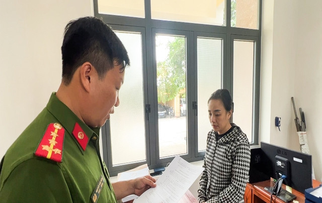 Công an đọc quyết định khởi tố, bắt giam bà Nguyễn Thị Hậu. Ảnh: T.C