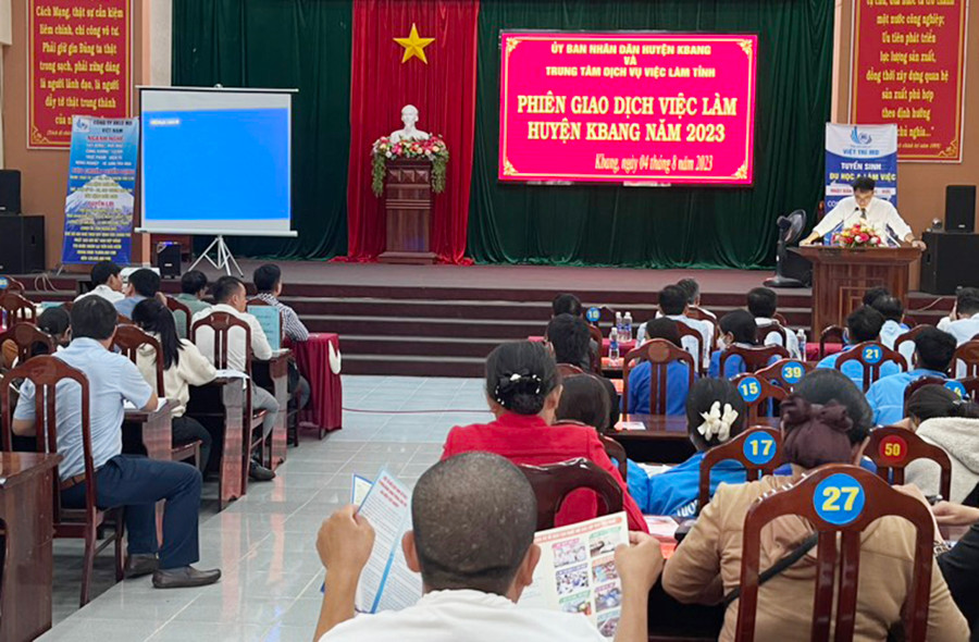 Quang cảnh buổi khai mạc phiên giao dịch việc làm năm 2023. Ảnh: Minh Ngân