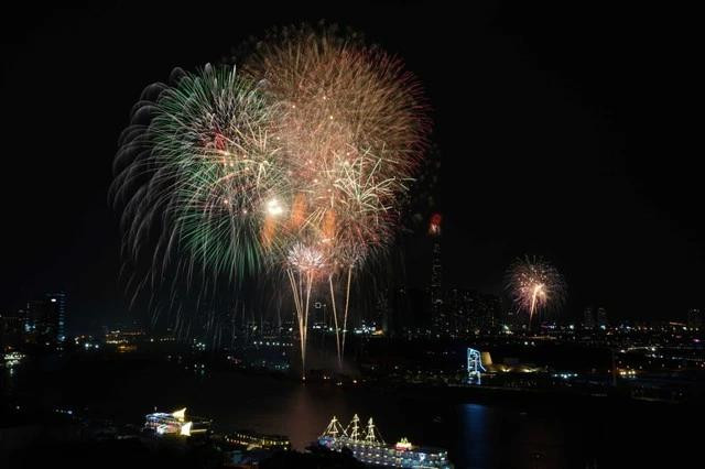 Pháo hoa trên sông Sài Gòn dịp lễ 30.4 vừa qua. Pháo hoa trên sông Sài Gòn dịp lễ 30.4 vừa qua.