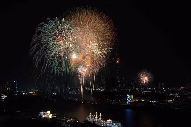 Pháo hoa trên sông Sài Gòn dịp lễ 30.4 vừa qua.