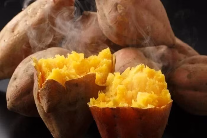 Khoai lang là gợi ý tiếp theo nếu bạn đang cần biết mùa lạnh nên ăn gì. (Ảnh minh hoạ)