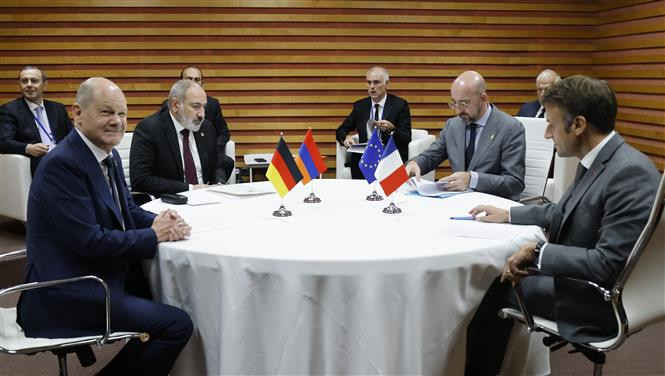 Trong ảnh (từ trái sang) Thủ tướng Đức Olaf Scholz, Thủ tướng Armenia Nikol Pashinyan, Chủ tịch Hội đồng châu Âu Charles Michel và Tổng thống Pháp Emmanuel Macron trong cuộc gặp bên lề Hội nghị cộng đồng chính trị châu Âu ở Granada, Tây Ban Nha ngày 5/10/2023. Ảnh: AFP/TTXVN Trong ảnh (từ trái sang) Thủ tướng Đức Olaf Scholz, Thủ tướng Armenia Nikol Pashinyan, Chủ tịch Hội đồng châu Âu Charles Michel và Tổng thống Pháp Emmanuel Macron trong cuộc gặp bên lề Hội nghị cộng đồng chính trị châu Âu ở Granada, Tây Ban Nha ngày 5/10/2023. Ảnh: AFP/TTXVN