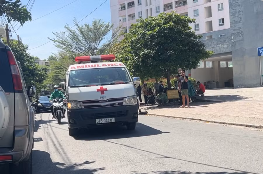 Lực lượng chức năng khám nghiệm hiện trường vụ người phụ nữ tử vong bất thường ở chung cư TP.Thủ Đức. Ảnh: TRẦN DUY KHÁNH