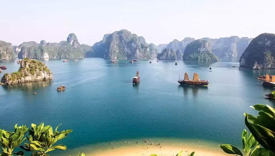 Vịnh Hạ Long. (Nguồn: Getty/Travel+Leisure)