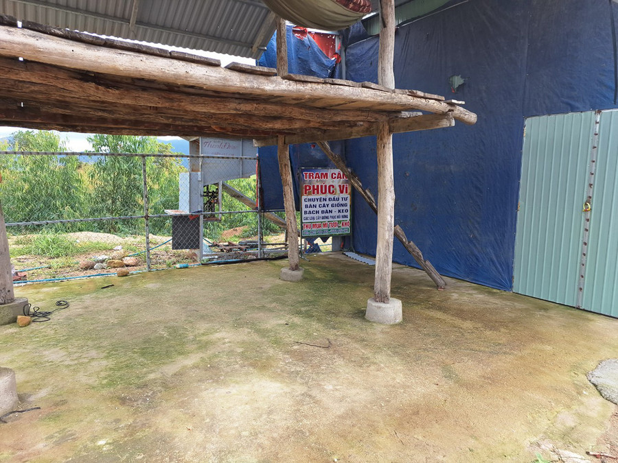 Bảng hiệu mua bán nông sản đặt tại nhà ông Phúc. Ảnh: Nguyễn Tú Bảng hiệu mua bán nông sản đặt tại nhà ông Phúc. Ảnh: Nguyễn Tú