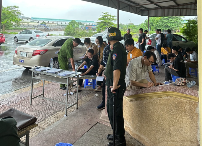 Bắt 1 Giám đốc trung tâm sát hạch lái xe - Ảnh 1. Lực lượng phong tỏa hiện trường lấy lời khai của những người liên quan. Ảnh: Trọng Đức