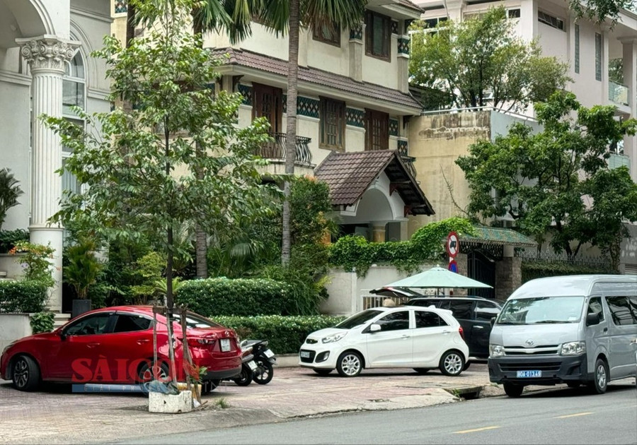 Lực lượng công an có mặt tại biệt thự